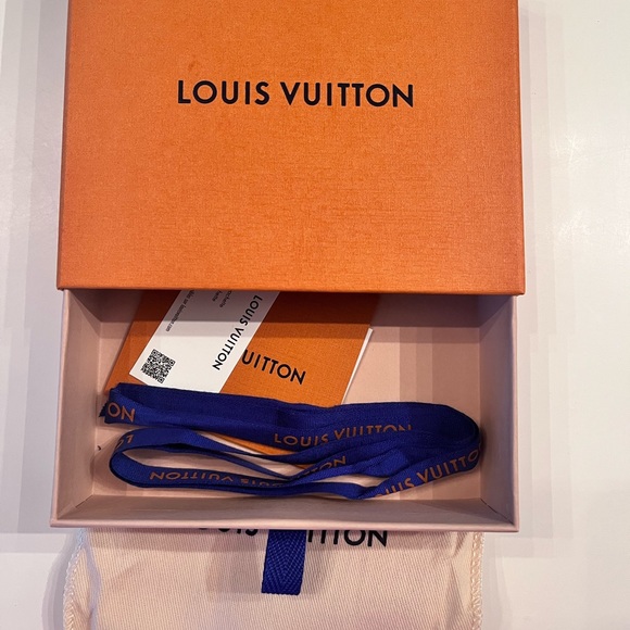 Louis Vuitton Clea Wallet - Picture 6 of 6
